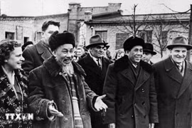 El presidente Ho Chi Minh visitó la fábrica de Uralmash (ciudad de Sverdlovsk) durante su visita de amistad a la Unión Soviética, en julio de 1955. (Foto: VNA)