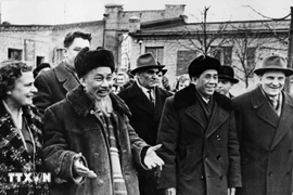El presidente Ho Chi Minh visitó la fábrica de Uralmash (ciudad de Sverdlovsk) durante su visita de amistad a la Unión Soviética, en julio de 1955. (Foto: VNA)