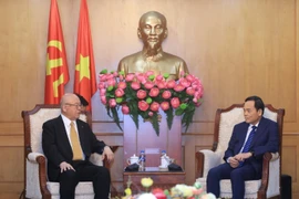 El jefe de la Comisión de Políticas y Estrategias del Comité Central del Partido Comunista de Vietnam, Tran Luu Quang, y el asesor especial de la Alianza Parlamentaria de Amistad Japón-Vietnam, Takebe Tsutomu. (Fuente: VNA)