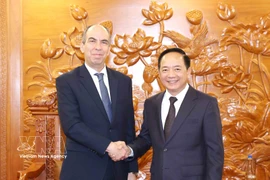 El miembro del Buró Político y jefe de la Comisión de Propaganda, Educación y Movilización de Masas del Comité Central del Partido Comunista de Vietnam, Trinh Van Quyet, y el embajador de Cuba, Rogelio Polanco Fuentes. (Foto: VNA)