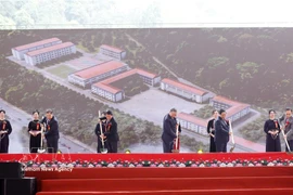 El secretario general del Partido Comunista de Vietnam, To Lam, el primer ministro Pham Minh Chinh, y los representantes realizan acto de inicio de construcción de escuelas. (Foto: VNA)