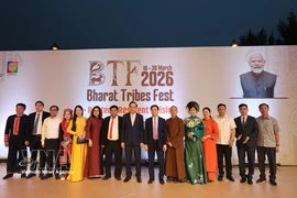 El ministro de Asuntos Étnicos y Religiosos de Vietnam, Dao Ngoc Dung, y la delegación vietnamita de alto rango posan para una foto conmemorativa en elel Bharat Tribes Fest 2026. Foto: VNA
