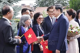 El presidente de la Asamblea Nacional de Vietnam, Tran Thanh Man, junto a su esposa, sostiene un encuentro con el personal de las misiones diplomáticas y miembros de la comunidad vietnamita en Suiza. (VNA)
