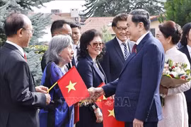 El presidente de la Asamblea Nacional de Vietnam, Tran Thanh Man, junto a su esposa, sostiene un encuentro con el personal de las misiones diplomáticas y miembros de la comunidad vietnamita en Suiza. (VNA)