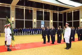 El miembro de Buró Político y permanente del Secretariado del Comité Central del Partido Comunista de Vietnam, Tran Cam Tu, encabeza una delegación de alto nivel del Partido Comunista de Vietnam para rendir homenaje a Xaysomphone Phomvihane, miembro del Buró Político y presidente de la Asamblea Nacional de Laos. Foto: VNA