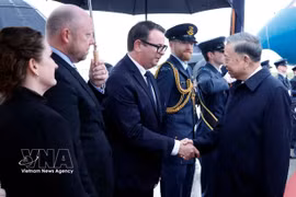 Autoridades de Nueva Zelanda reciben al secretario general del Partido Comunista de Vietnam y presidente de la nación, To Lam, en el Aeropuerto Internacional de Auckland. Foto: VNA