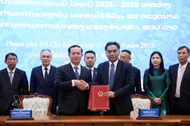 Nguyen Loc Ha, vicepresidente permanente del Comité Popular de Ciudad Ho Chi Minh, y Souksavanh Vilayvong, subsecretario del Comité Provincial del Partido y presidente del Comité de la Administración Provincial de Champasak, firmaron un memorando de entendimiento de cooperación. Foto: VNA