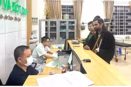 Albert fue trasladado por la policía de la comuna de Y Ty al Hospital General Provincial N° 2 de Lao Cai para recibir tratamiento el 18 de abril de 2026. (Foto: baolaocai.vn)
