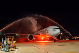 El vuelo inaugural de Emirates a Da Nang es recibido con una ceremonia de cañones de agua. (Fuente: Sun Group)