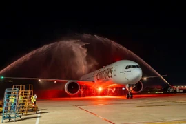 El vuelo inaugural de Emirates a Da Nang es recibido con una ceremonia de cañones de agua. (Fuente: Sun Group)