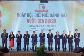 El secretario general To Lam, el primer ministro Pham Minh Chinh y delegados asisten a la ceremonia en respuesta al Día Nacional de la Innovación 2025. (Foto: VNA)
