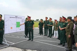 Líderes del Comando de la Guardia Fronteriza provincial de Tay Ninh informan que la delegación del Ministerio de Defensa planea organizar el Intercambio Amistoso de Defensa Fronteriza entre Vietnam y Camboya. (Foto: VNA)