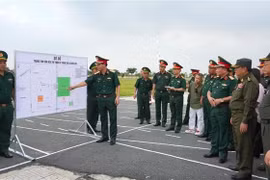 Líderes del Comando de la Guardia Fronteriza provincial de Tay Ninh informan que la delegación del Ministerio de Defensa planea organizar el Intercambio Amistoso de Defensa Fronteriza entre Vietnam y Camboya. (Foto: VNA)