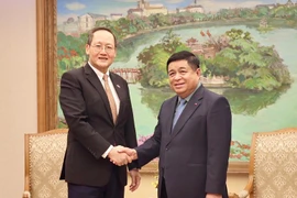 El viceprimer ministro de Vietnam Nguyen Chi Dung recibe al segundo ministro del Comercio e Industria de Singapur, Tan See Leng. (Fuente: VGP)