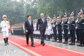 El presidente de Vietnam, Luong Cuong, y su homólogo húngaro, Tamás Sulyok, pasan revista a la guardia de honor. (Foto: VNA)