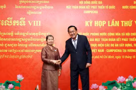 El coronel general Vo Minh Luong, viceministro de Defensa de Vietnam, y Samdech Men Sam An, presidenta del Consejo Nacional del Frente de Solidaridad para el Desarrollo de la Patria de Camboya. (Foto: VNA)