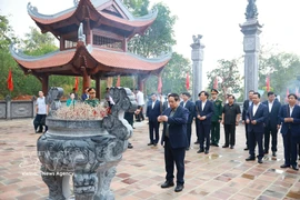 El primer ministro Pham Minh Chinh ofrece incienso en la Casa Conmemorativa del Presidente Ho Chi Minh, en el sitio histórico de la Colina E2, provincia de Dien Bien. Foto: VNA