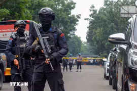 La policía monta guardia frente a una comisaría en la ciudad de Bandung, Indonesia. (Foto: AFP/VNA)
