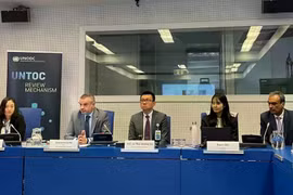 El embajador Vu Le Thai Hoang y delegados participantes en el seminario. (Fuente: 