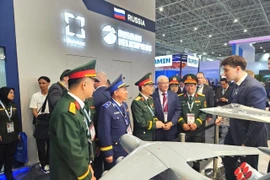 Una delegación del Ministerio de Defensa, encabezada por el coronel general Pham Truong Son, participa en la Exposición Internacional Marítima y Aeroespacial de Langkawi 2025 (LIMA 2025) en Malasia. (Foto: VNA)