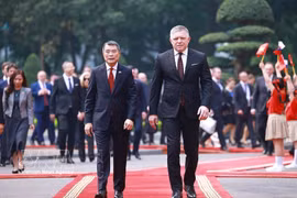 El primer ministro de Vietnam, Le Minh Hung, y su homólogo de Eslovaquia, Robert Fico. (Foto: VNA)