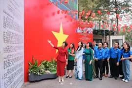 La directora general de VNA, Vu Viet Trang, presenta el primer Boletín de la Victoria, el boletín de noticias más importante transmitido por "Viet Nam Thong tan xa" (ahora Agencia Vietnamita de Noticias).