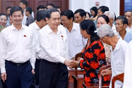 El presidente de la Asamblea Nacional de Vietnam, Tran Thanh Man, se reúne con electores de Can Tho tras concluir el décimo período de sesiones de la XV Legislatura. (Foto: VNA)
