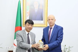 El subeditor en jefe de la Revista Comunista de Vietnam Nguyen Ngoc Ha entrega regalo al secretario general del Frente de Liberación Nacional de Argelia (FLN), Abdelkrim Benmbarek. (Foto: VNA)