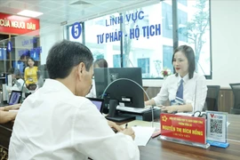 El Centro de Servicios Administrativos Públicos en el barrio de Dong Da, ciudad de Hanoi, atiende a las personas. (Fuente: VNA)