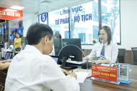 El Centro de Servicios Administrativos Públicos en el barrio de Dong Da, ciudad de Hanoi, atiende a las personas. (Fuente: VNA)