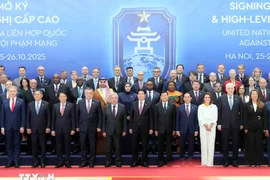 El presidente de Vietnam, Luong Cuong, el secretario general de la ONU, António Guterres, y los jefes de delegación posan para una foto de grupo. (Foto: VNA)