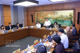 Los diputados de la Asamblea Nacional de Vietnam discuten el proyecto de la Resolución 80-NQ/TW del Buró Político. (Foto: VNA)