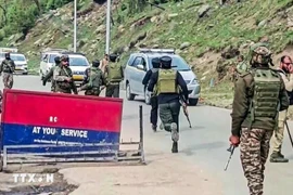 Fuerzas de seguridad indias desplegadas en el lugar de un ataque a turistas en Pahalgam, Jammu y Cachemira, el 22 de abril de 2025. (Foto: ANI/VNA)
