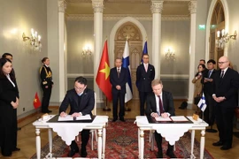 El secretario general del Partido Comunista de Vietnam, To Lam, y el presidente de Finlandia, Alexander Stubb, presencian la ceremonia de firma de documentos de cooperación. (Fuente: VNA)