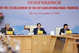 El primer ministro Pham Minh Chinh preside la Conferencia de consulta con expertos y organizaciones nacionales e internacionales sobre el establecimiento del Centro Financiero Internacional en Vietnam. (Foto: VNA)
