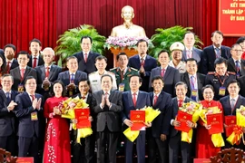 El presidente de la Asamblea Nacional de Vietnam, Tran Thanh Man, entrega decisiones y felicita a los dirigentes de la nueva ciudad de Can Tho. (Fuente: VNA)