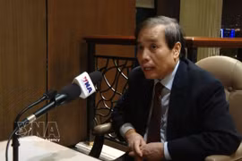 El profesor Vu Minh Khuong, de la Escuela de Políticas Públicas Lee Kuan Yew, responde a una entrevista de la VNA. (Foto: VNA)