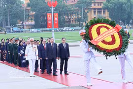Líderes del Partido y Estado de Vietnam rinden homenaje al Presidente Ho Chi Minh. (Foto: VNA)