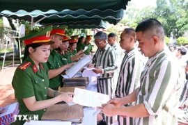 Funcionarios de la prisión Phu Son 4 (Ministerio de Seguridad Pública) entregan certificados de amnistía a las personas amnistiadas en 2025. (Foto: VNA)