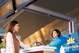 Pasajeros facturando para un vuelo de Vietnam Airlines. (Foto: VNA)