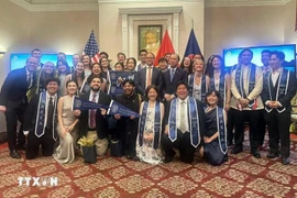 Funcionarios de la Embajada de Vietnam en Estados Unidos con graduados de maestría con especialización en estudios del Sudeste Asiático. (Foto: Ngoc Quang/VNA)