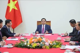 El primer ministro de Vietnam, Pham Minh Chinh, mantiene conversaciones telefónicas con su homólogo de Camboya, Hun Manet. (Fuente: VNA)