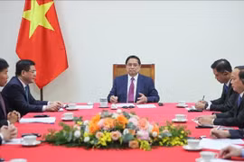 El primer ministro de Vietnam, Pham Minh Chinh, mantiene conversaciones telefónicas con su homólogo de Camboya, Hun Manet. (Fuente: VNA)