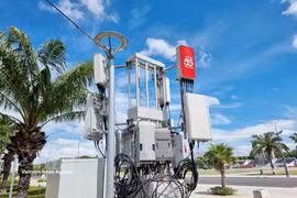 La estación base 5G de Viettel proporciona cobertura en la zona de la plaza 16/4 (barrio Dong Hai, Khanh Hoa). Foto: VNA