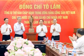 El secretario general del Partido Comunista de Vietnam y presidente del país, To Lam, entrega al Comité del Partido, el gobierno y el pueblo de la provincia de Ha Tinh una estatua del Presidente Ho Chi Minh. Foto: VNA