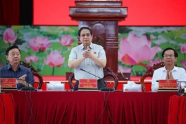 El primer ministro de Vietnam, Pham Minh Chinh, preside una reunión con ministerios, sectores y localidades sobre la implementación de proyectos clave de infraestructura de transporte en la región sur. (Fuente: VNA)
