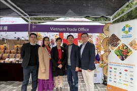 Vu Thi Thuy, vicecónsul general y jefa de la Oficina Comercial de Vietnam en Hong Kong (segunda por la izquierda), y representantes de empresas participantes en la feria. Foto: VNA