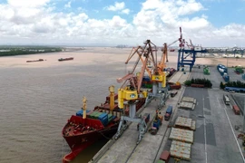 Barco con mercancías destinadas a la exportación en el puerto de Tan Vu, Hai Phong. Foto: VNA