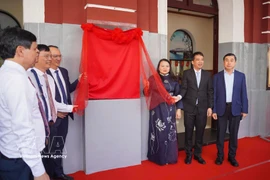 Delegados realizan la ceremonia para declarar la estación de tren de Hue como destino turístico. (Foto: VNA)