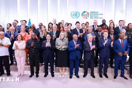 El primer ministro de Vietnam, Pham Minh Chinh, junto a jefes de delegaciones participantes en la Tercera Conferencia de las Naciones Unidas sobre los Océanos (UNOC 3). (Fuente: VNA)
